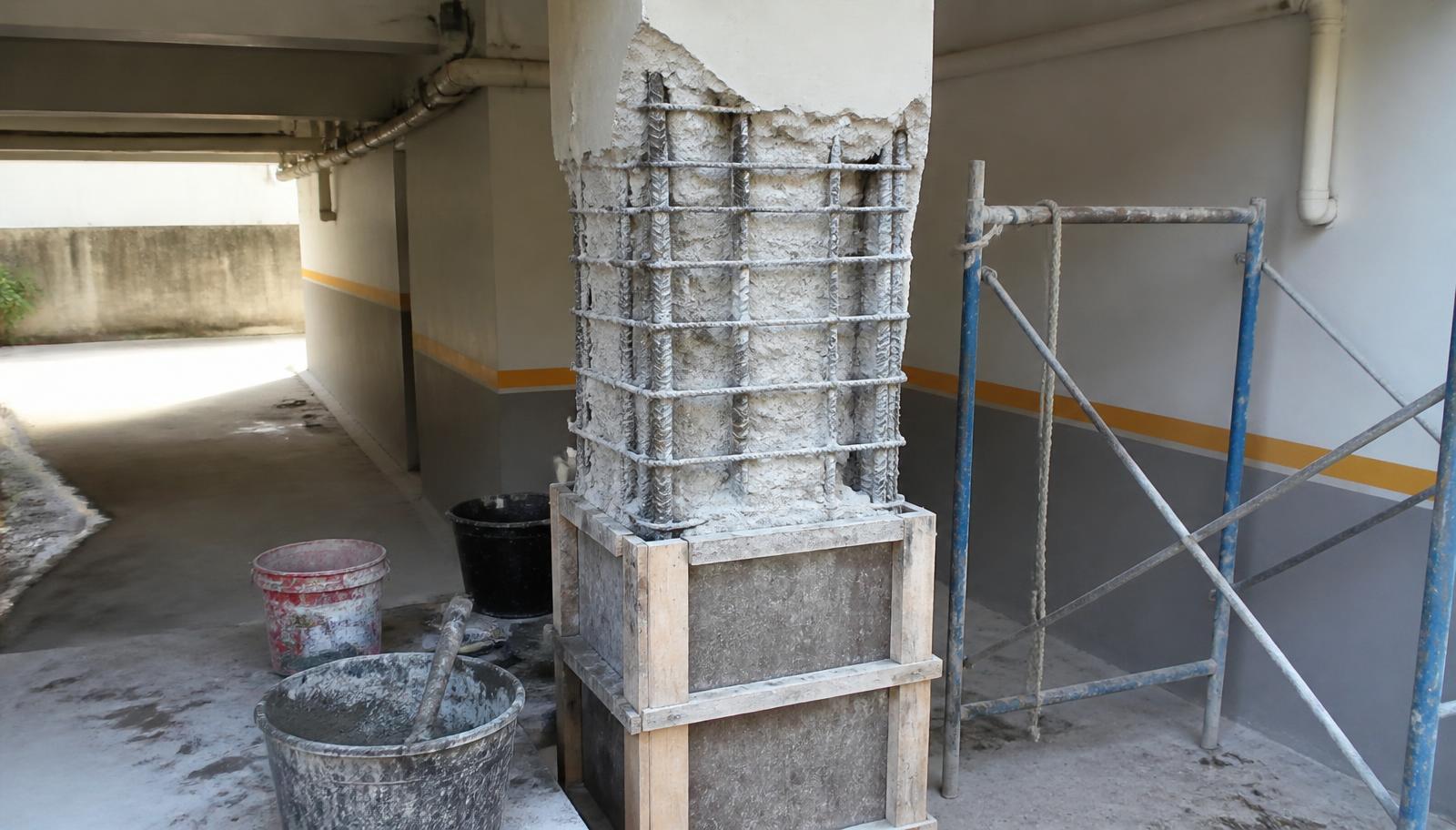 Reparo de estrutura de concreto armado com armadura exposta e tratamento de corrosão em pilar